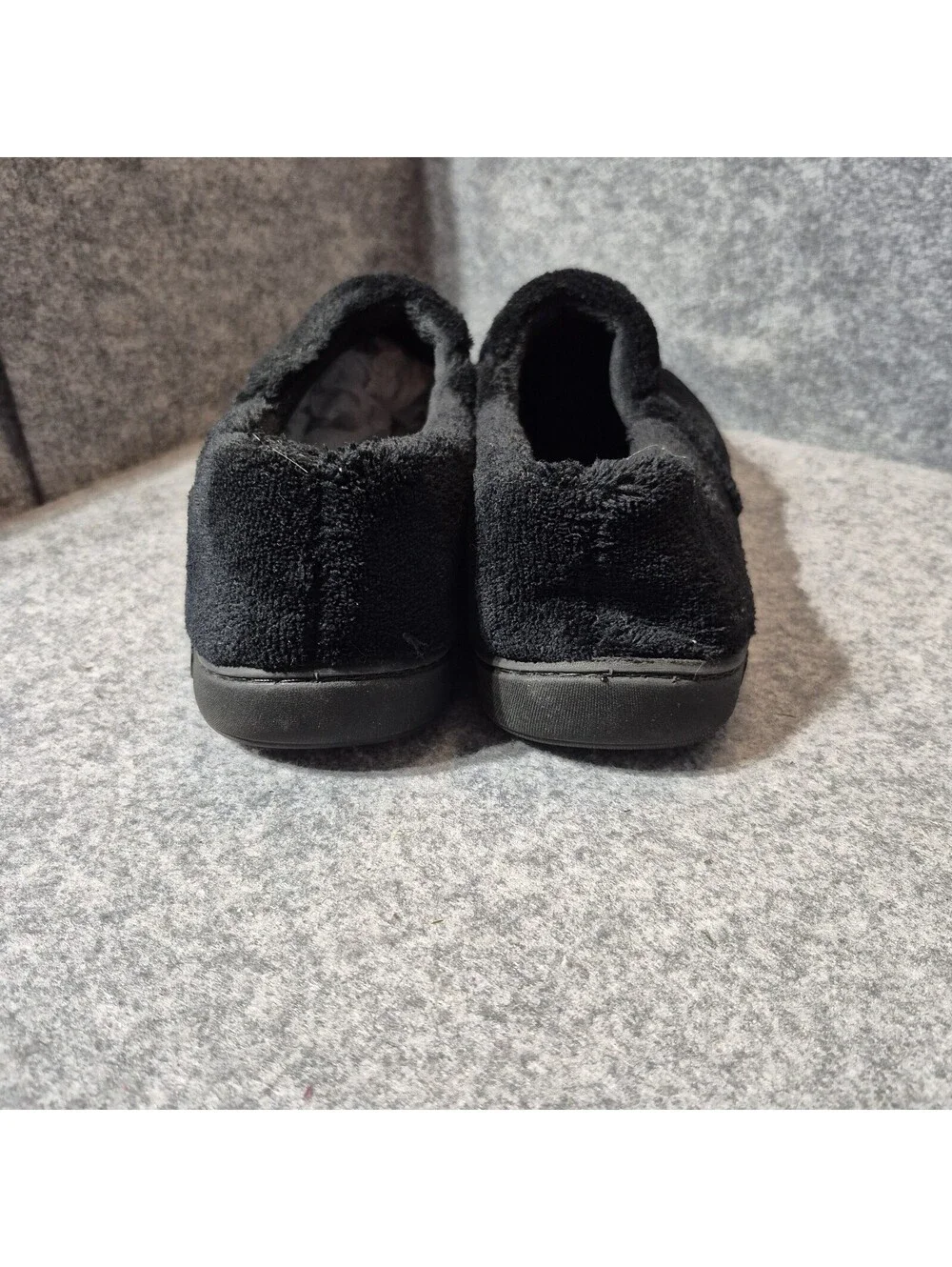 Isotoner Mens Slippers Size 9.5-10.5 Machine Washable